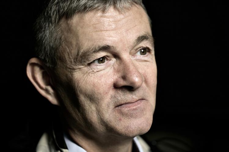 Syrienchef. Dansk Flygtningehjælp landechef for Syrien, Kim S. Petersen, fortæller, at den humanitære situation i Syrien er forfærdelig. Den største udfordring for de flere millioner flygtninge lige nu, der ikke har noget sted at bo, er vinteren. 