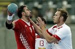 specialist. Klaus Thomsen stopper Kroatiens Igor Vori i kampen, som Danmark vandt forleden. 