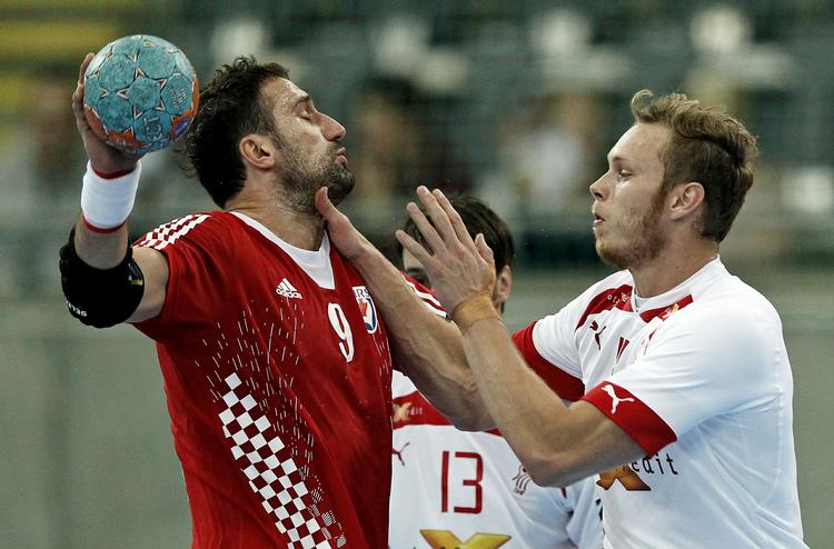 specialist. Klaus Thomsen stopper Kroatiens Igor Vori i kampen, som Danmark vandt forleden. 