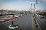 verdensdele. Tiger Woods skyder golfbolde fra øst til vest over den berømte bro over Bosporus-strædet. 