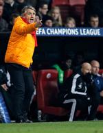 nederlag. Roberto Mancini håber på, at FCK kan drille de to andre hold i puljen, men smiler overbærende, når han spørges til FCK's chancer for en andenplads. 