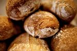 mums. Der er gratis morgenbrød på banegården i Odense i dag, når direktøren i lokalt it-firma forsøger at få pendlere til at overveje at søge job hos ham i stedet. 
