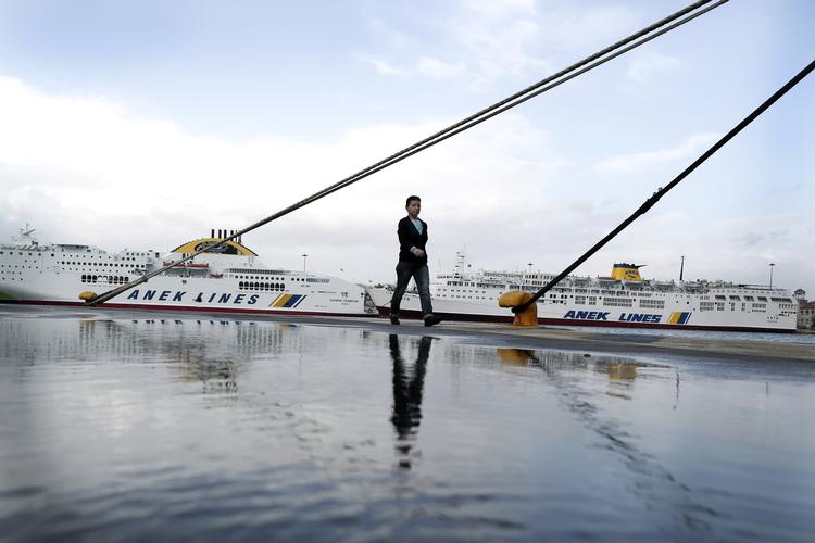 Strejke. Såvel flytrafikken som tog,  busser og færger er berørt af en omfattende generalstrejke, som lammer Grækenland i dag - her havnen i Piræus. 