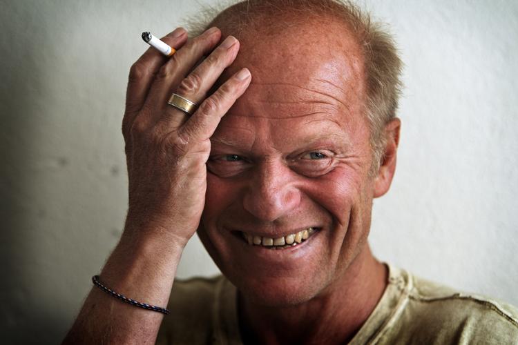 Potens. Sprog, sætninger og plot er ét stort testosterondampende dementi af, at Sabroe selv på nogen måde skulle have brug for litterær Viagra, skriver Mikkel Bruun Zangenberg. 