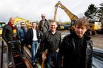 Rocksponsor. 'Sammen vælter i vi byen', lyder det fælles slogan for Big Fat Snake og bandets nye storsponsor, nedrivningsfirmaet J. Jensen. Fra venstre ses: trommeslager Jens Fredslund, basist Morten jakobsen, salgschef Kim Østergaard, keyboardspiller Pete Repte, guitarist Asger Steenhold og forreste bandets forsanger  Anders Blichfeldt. 
