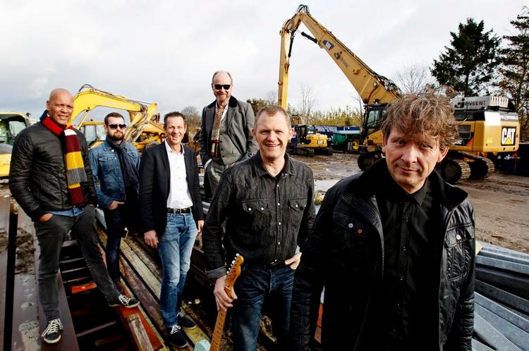 Rocksponsor. 'Sammen vælter i vi byen', lyder det fælles slogan for Big Fat Snake og bandets nye storsponsor, nedrivningsfirmaet J. Jensen. Fra venstre ses: trommeslager Jens Fredslund, basist Morten jakobsen, salgschef Kim Østergaard, keyboardspiller Pete Repte, guitarist Asger Steenhold og forreste bandets forsanger  Anders Blichfeldt. 