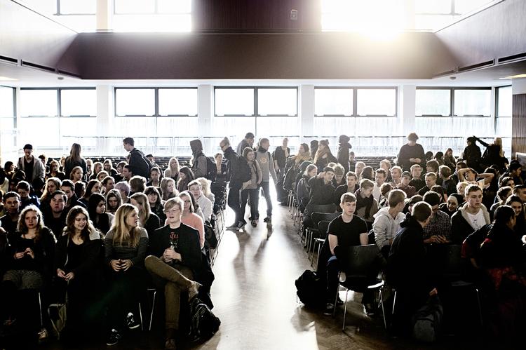 Aktivisme. Her er elever på  Gefion Gymnasium i København samlet til et foredrag om Operation Dagsværk. En læserbrevsskribent fra Odense fortæller, at det er op ad bakke at få overbevist sine medstuderende om at deltage. 