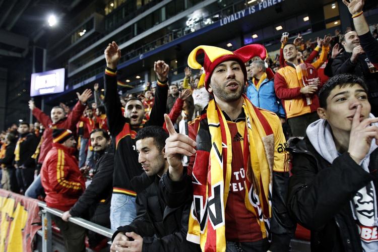 Støtte. Officielt var der solgt 1.900 billetter til Galatasarays medlevende  tilhængere. Virkeligheden i Parken var dog en ganske anden. 