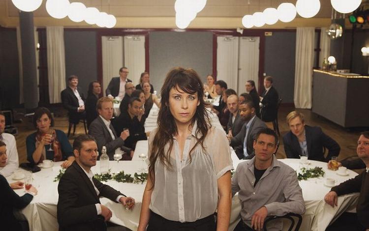 Dokumentar. I 'The Reunion' viser svenske Anna Odell, hvordan mobningens brutale konsekvenser påvirker voksenlivet. Hun konfronterer sine gamle klassekammerater med fortidens hån og udelukkelse fra fællesskabet. 