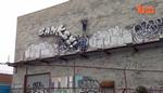 Ballonkunst. Der opstod en del tumult, da borgere i New York forsøgte at pille Banksys værdifulde værk ned fra muren. Foto: Screendump fra Barcroft TV/youtube.com 