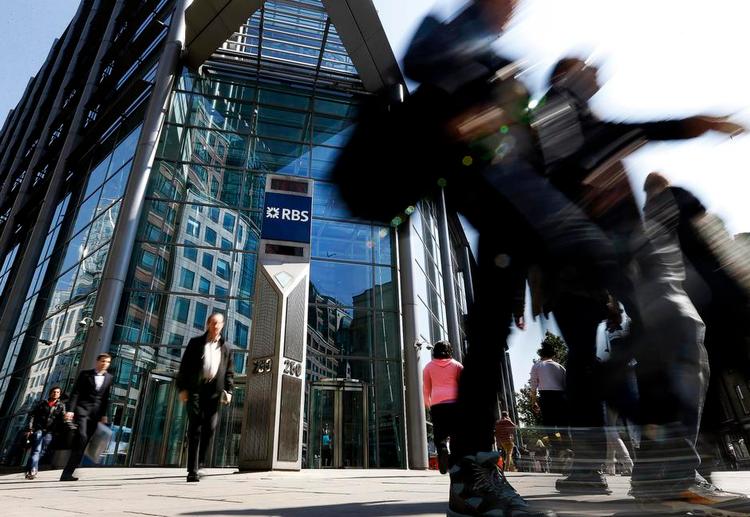 Fald. Fredag vakte Royal Bank of Scotland opsigt, da bankens aktier på en enkelt dag fladt med 7,5 procent. 
