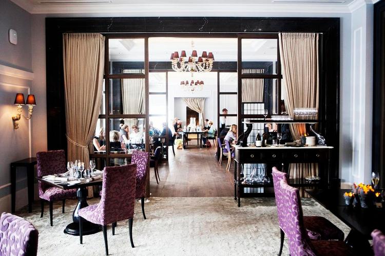 Klassiker. Hotel d’Angleterres restaurant er opkaldt efter Jean Marchal, der grundlagde den i 1755. 258 år senere dyrkes en blanding af nyt og gammelt på tallerknerne. 