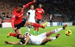 Nederlag. Swansea og Andrew Taylor  (liggende) tabte i weekenden lokalopgøret mod Cardiff. 