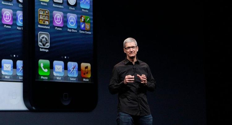 STIKPILLE. Apple distancerer sig fra firmaer, der tjener penge på at indsamle informationer om brugerne, i ny rapport. Eksempler på disse kunne være Facebook og Google, som Apples topchef, Tim Cook (bill.), tidligere har langet ud efter. (Foto: AP Photo/Jeff Chiu) 