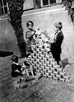 Pengepyramide. Sporene fra 1920'ernes Tyskland med hyperinflation, der gjorde pengesedler så godt som værdiløse, skræmmer stadig. Ifølge eksperter styres den Europæiske Centralbank (ECB) med overmåde respekt for inflationen. 