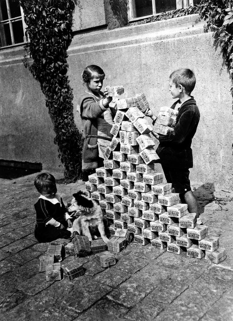 Pengepyramide. Sporene fra 1920'ernes Tyskland med hyperinflation, der gjorde pengesedler så godt som værdiløse, skræmmer stadig. Ifølge eksperter styres den Europæiske Centralbank (ECB) med overmåde respekt for inflationen. 