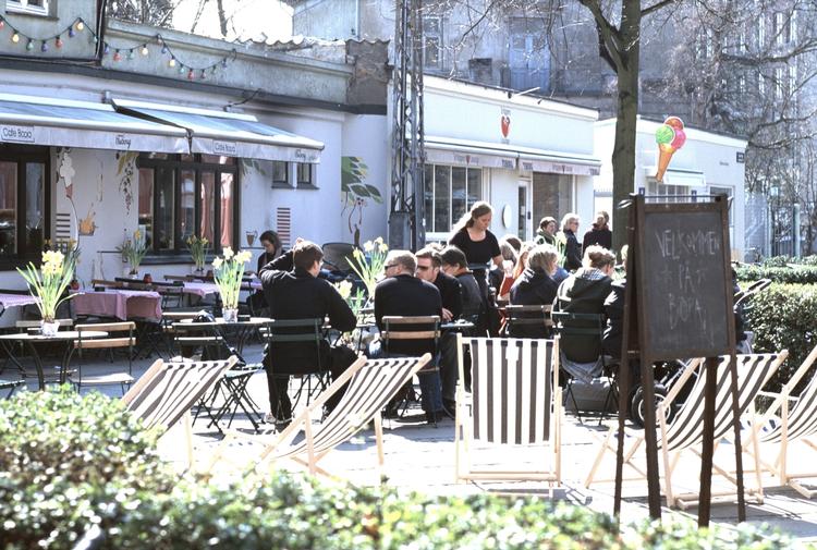 UBERØRT. En mulig børneinstitution på Bopa Plads kommer til at berøre café Pixie, et snedkerværksted, en smed og et kontorfællesskab. Det kommer ikke til at berøre café Bopa, der ikke er kommunalt ejet, og som dermed ikke er lukningstruet. 