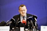 Krise. Mon regeringen finder det taktisk snedigt at indgå en aftale med Løkke, imens han kæmper for sit liv? spørger Peter Mogensen. 