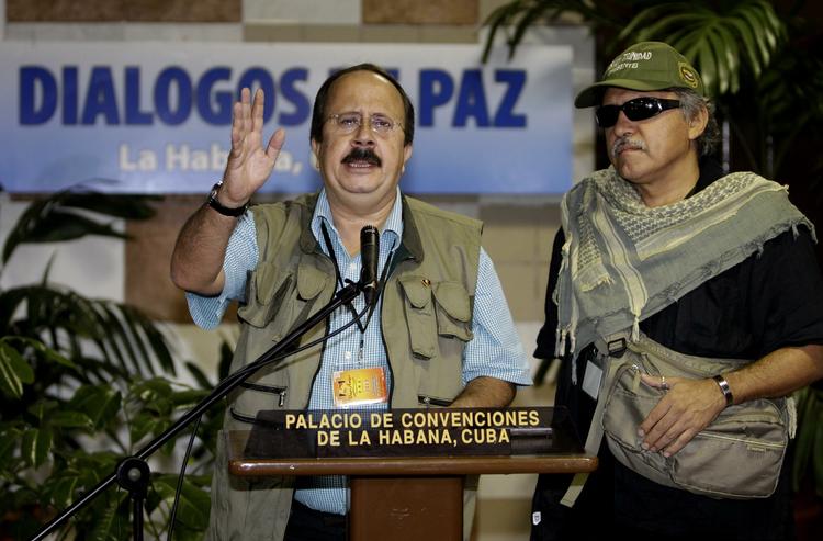 Fredsmøde. Andres Paris fra FARC taler til journalister i Havana i dag. 