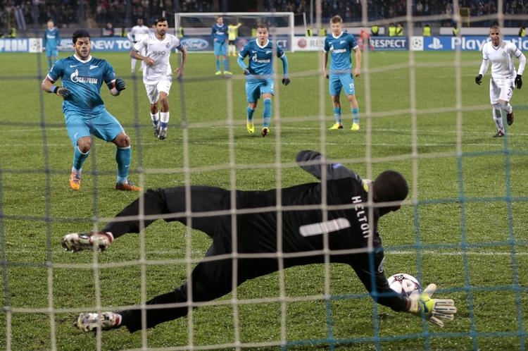AFBRÆNDEREN. Den havde Helton læst, så Hulks straffespark blev reddet. 