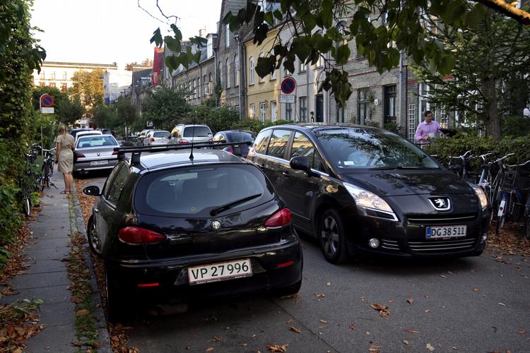 Parkering. SF i Købehavn er uenige strides, om hvor dyrt det skal være at have beboerlicens til parkering. 