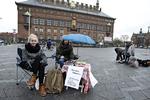 Muffinbod. Rebecca Pedersen og Mikkel Kristensen fra Grindsted havde onsdag taget turen til Rådhuspladsen i København for at sælge muffins til Operation Dagsværk. På fire timer var der foreløbigt solgt for 160 kroner. 