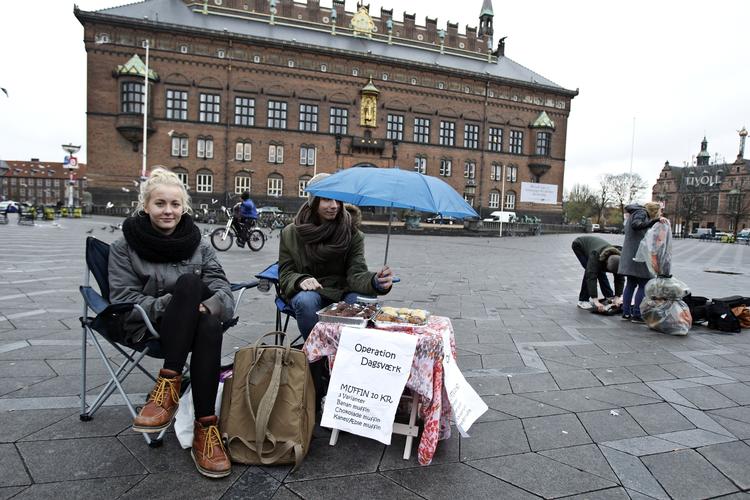Muffinbod. Rebecca Pedersen og Mikkel Kristensen fra Grindsted havde onsdag taget turen til Rådhuspladsen i København for at sælge muffins til Operation Dagsværk. På fire timer var der foreløbigt solgt for 160 kroner. 