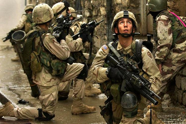 Krig. Amerikanske soldater spejder nervøst efter fjenden i Irak. Måske kom de også hjem og undrede sig over, hvorfor de egentlig var i Irak. 