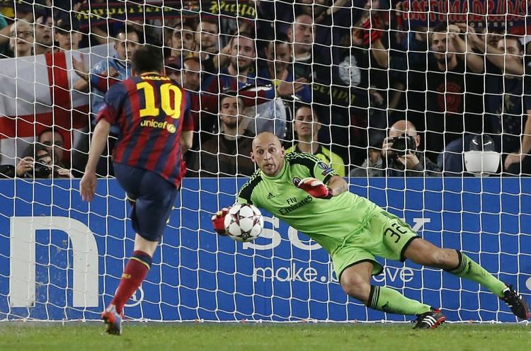 1-0. På et straffespark begået mod Neymar bankede Lionel Messi bolden forbi Christian Abbiati for første gang. 