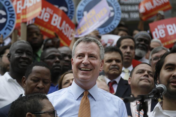 Pragmatisk. Her ses New Yorks nye borgmester, Bill de Blasio, under et vælgermøde i september. 