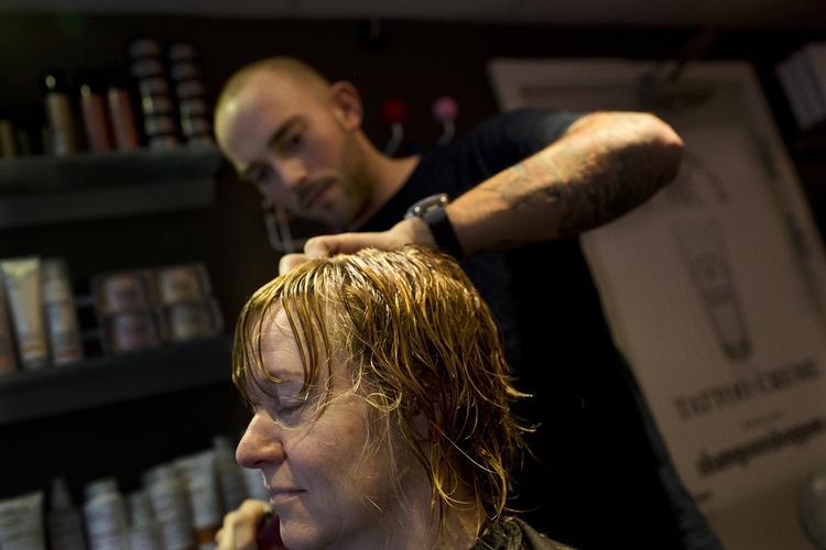 Arbejdsmiljø. De seneste fem år har i alt 396 frisører anmeldt kroniske smerter som en arbejdsskade.. De har alle fået afslag. - Foto: 