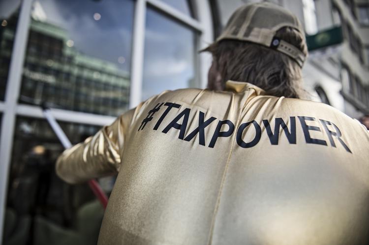 happening. Aktivister fra Mellemfolkeligt Samvirke lavede tirsdag en happening foran Jyske Banks filial på Vesterbrogade i København, efter at banken var hængt ud for at medvirke til skattesnyd i DR-dokumentaren 'I Skattely' aftenen forinden. 