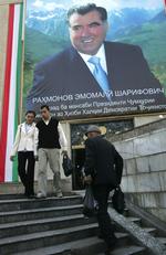 Genvalgt. Resultatet af valget i Tadsjikistan betyder, at Imomali Rahmon kommer til at sidde mindst 28 år på posten. Her er en af hans valgplakater. 