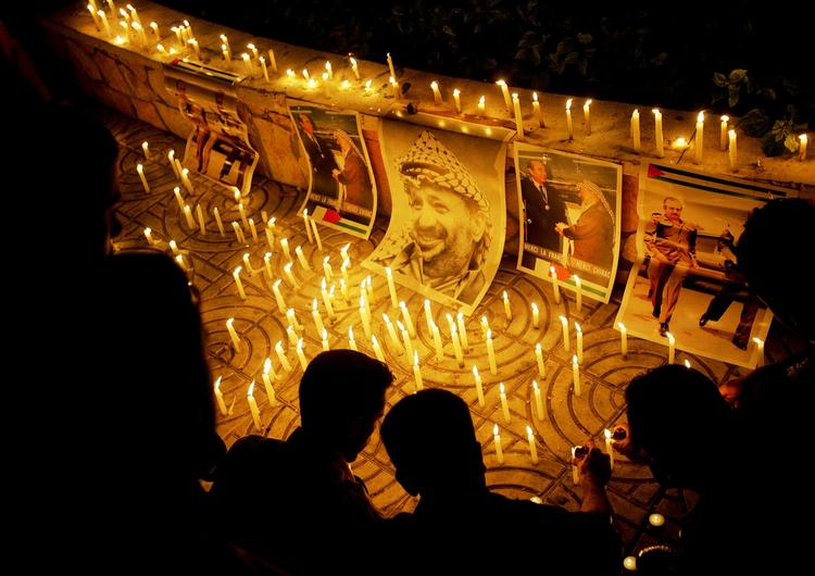 Graven genåbnet. Der var landesorg, da den mangeårige palæstinensiske leder Yasser Arafat dødende i november 2004. I dag slår schweiziske forskere fast, at Yasser med stor sandsynlighed blev forgiftet med det radioaktive stof polonium-210. Billedet er taget under Yassers indlæggelse i Paris op til hans død. (Foto: Kevin Frayer, AP, Arkiv) 