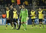 nedbøjet. Dortmund-spillerne forlader skuffede deres hjemmebane sammen med træner Jürgen Klopp efter nederlaget til Arsenal. 