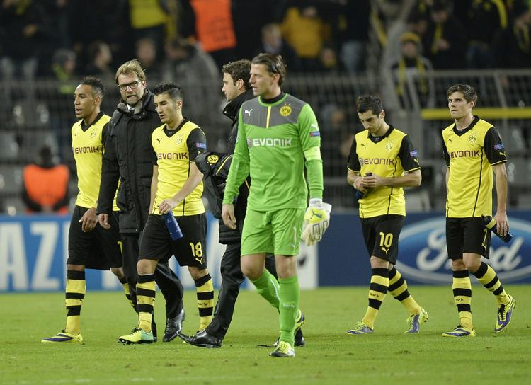 nedbøjet. Dortmund-spillerne forlader skuffede deres hjemmebane sammen med træner Jürgen Klopp efter nederlaget til Arsenal. 