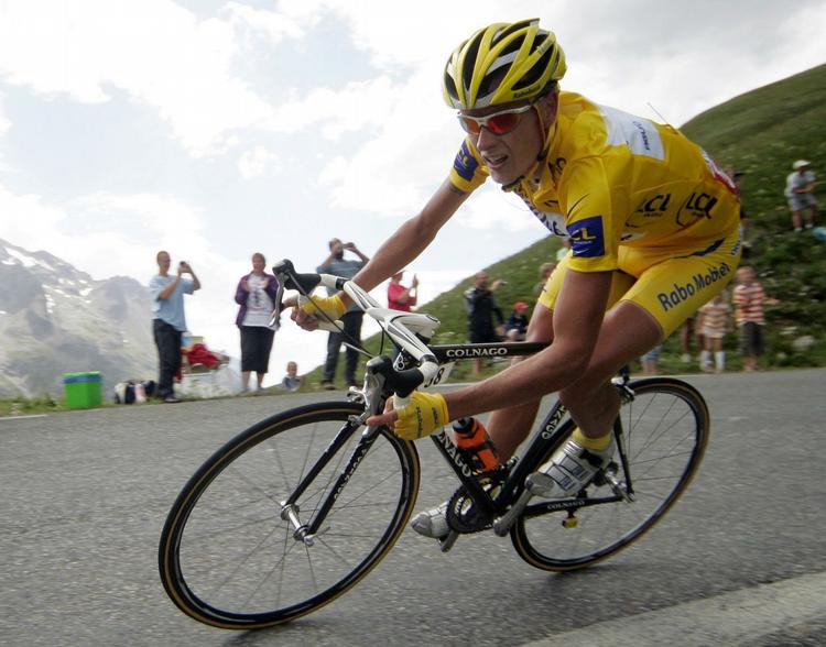 doping-opgør. Michael Rasmussen mener, at kampen mod doping har medført dødsfald blandt ryttere, mens selve dopingen ikke er dødsens farlig. 