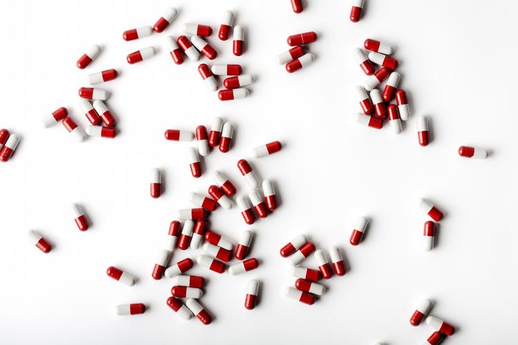 vildledning. Canadiske forskere har undersøgt 44 tilfældigt udvalgte kosttilskud, som skulle indeholde en række af populære naturmedicinske urter. Men testen viste, at de urter, som midlerne reklamerede med, ofte var blevet meget fortyndet eller fuldstændig erstattet af billige fyldstoffer. 