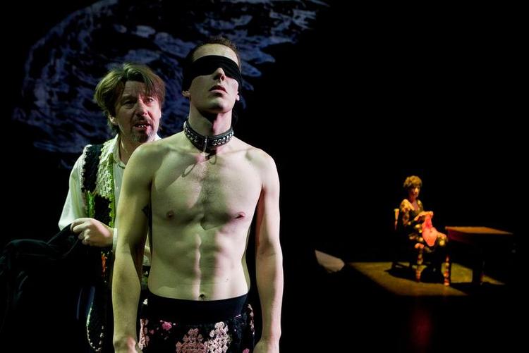 Offerlam. Det er sønnen (Simon Sears), der skal lade livet, men det er verden, der går til grunde. 