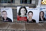 valg. Prøv lige at se på valgplakaterne. En masse ansigter uden budskaber, skriver Mette F. Pedersen. Hvad med at forbinde de traditionelle plakater med nye friske citater inspireret af de sociale medier, foreslår hun. 