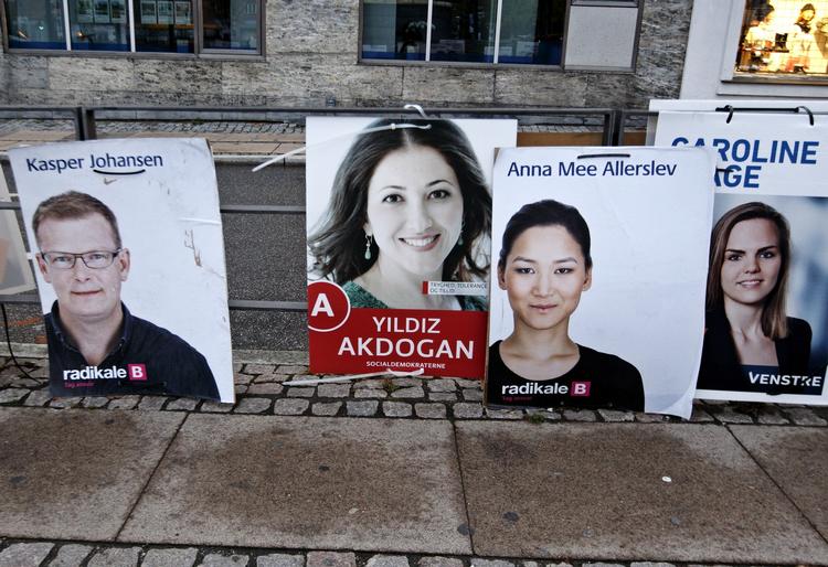 valg. Prøv lige at se på valgplakaterne. En masse ansigter uden budskaber, skriver Mette F. Pedersen. Hvad med at forbinde de traditionelle plakater med nye friske citater inspireret af de sociale medier, foreslår hun. 