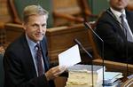 Ældrepjecen. Dansk Folkeparti omdeler pjece med rundhåndede forslag til forbedringer for de ældre. 