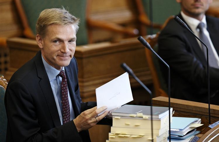 Ældrepjecen. Dansk Folkeparti omdeler pjece med rundhåndede forslag til forbedringer for de ældre. 