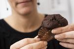 Flourstoffer. Selv i emballagen på en købemuffin, kan der være flourstoffer, der går videre over i fødevaren. 