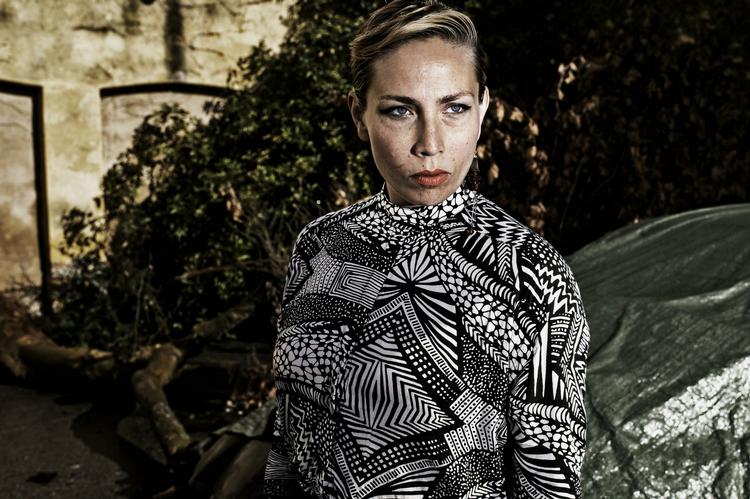 Stålsat. Jenny Wilsons kræftramte krop var et kaos lig med et samfund i oprør. Og det var den trang til at protestere, hun ville lave en plade om. Ikke sygdommen. 