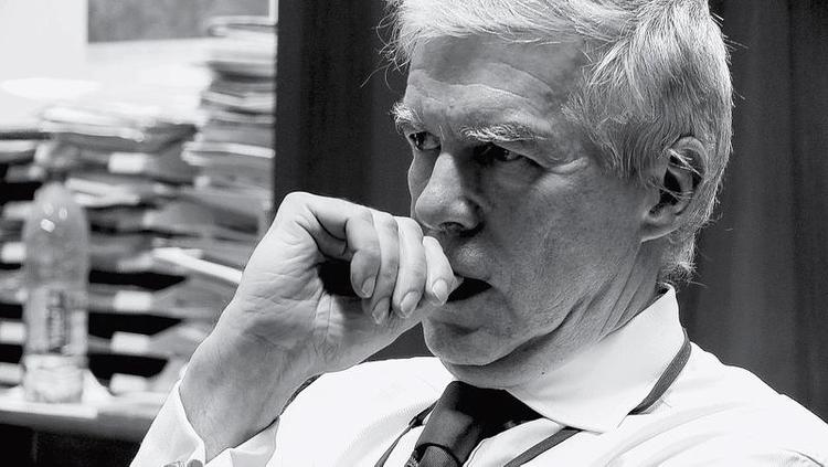 Forhandler. Robert Cooper er et fund af en hovedperson. Han kan opleves i 'Forhandleren'. Eller 'The Agreement', som er den engelske titel. Foto fra filmen