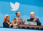 BØRSÅBNING. Dagens børshandel i New York var præget af Twitters aktieemission. Handelen blev sat i gang af lokale honoratiores: Cheryl Fiandaca fra Bostons Politi, ni-årige Vivienne Harr, som har en saftevandsbod, hvis indtægter går til bekæmpelse af børneslaveri og sidst, men ikke mindst Patrick Stewart, skuespilleren fra Star Trek-serien og X-men-filmene. 