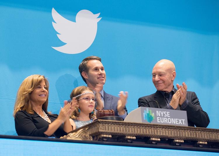 BØRSÅBNING. Dagens børshandel i New York var præget af Twitters aktieemission. Handelen blev sat i gang af lokale honoratiores: Cheryl Fiandaca fra Bostons Politi, ni-årige Vivienne Harr, som har en saftevandsbod, hvis indtægter går til bekæmpelse af børneslaveri og sidst, men ikke mindst Patrick Stewart, skuespilleren fra Star Trek-serien og X-men-filmene. 