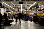 milepæl. Flere og flere danskere vil købe julegaver over nettet i stedet for at gå i de fysiske butikker. Dansk Handel forventer, at nethandlen i år vil passere en miliard kroner. 