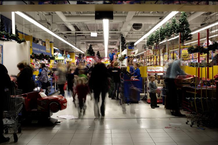 milepæl. Flere og flere danskere vil købe julegaver over nettet i stedet for at gå i de fysiske butikker. Dansk Handel forventer, at nethandlen i år vil passere en miliard kroner. 